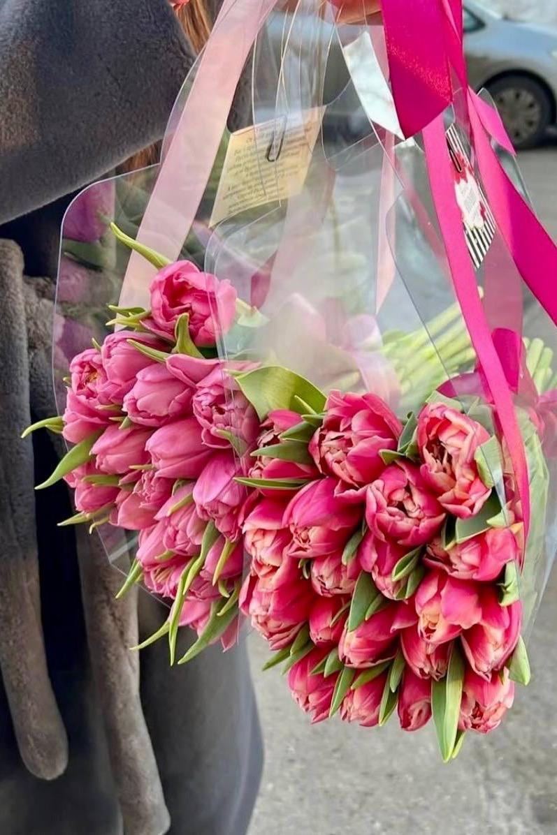 Пионовидные тюльпаны в сумочке