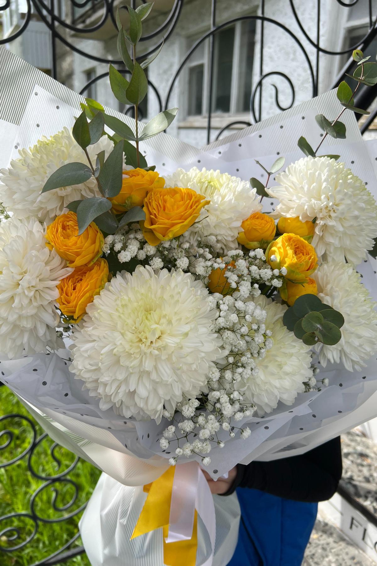 Букет из хризантем и кустовой розы