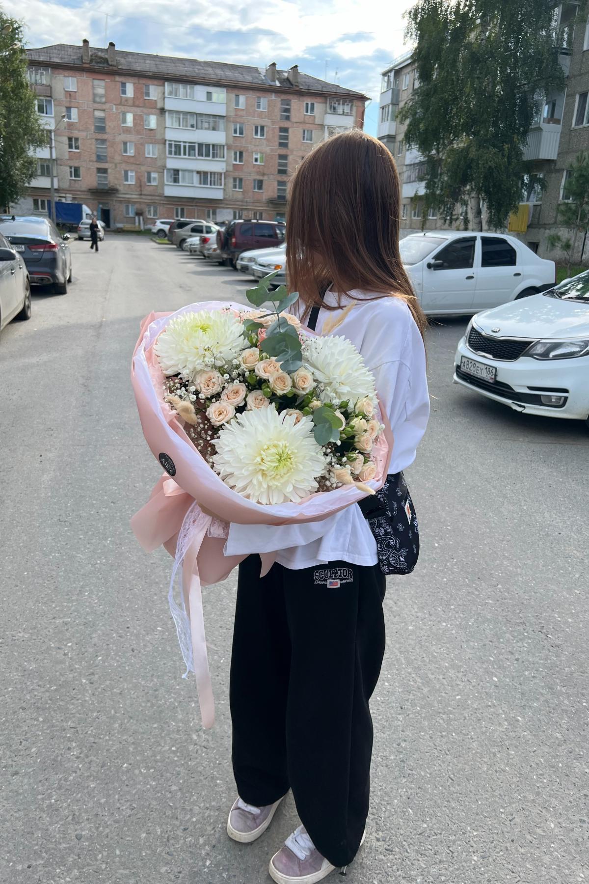 Букет из кустовой розы с хризантемой