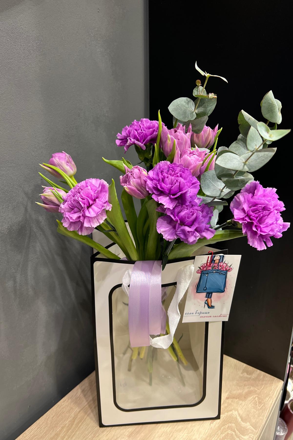 Букет из тюльпанов и диантусов в сумке