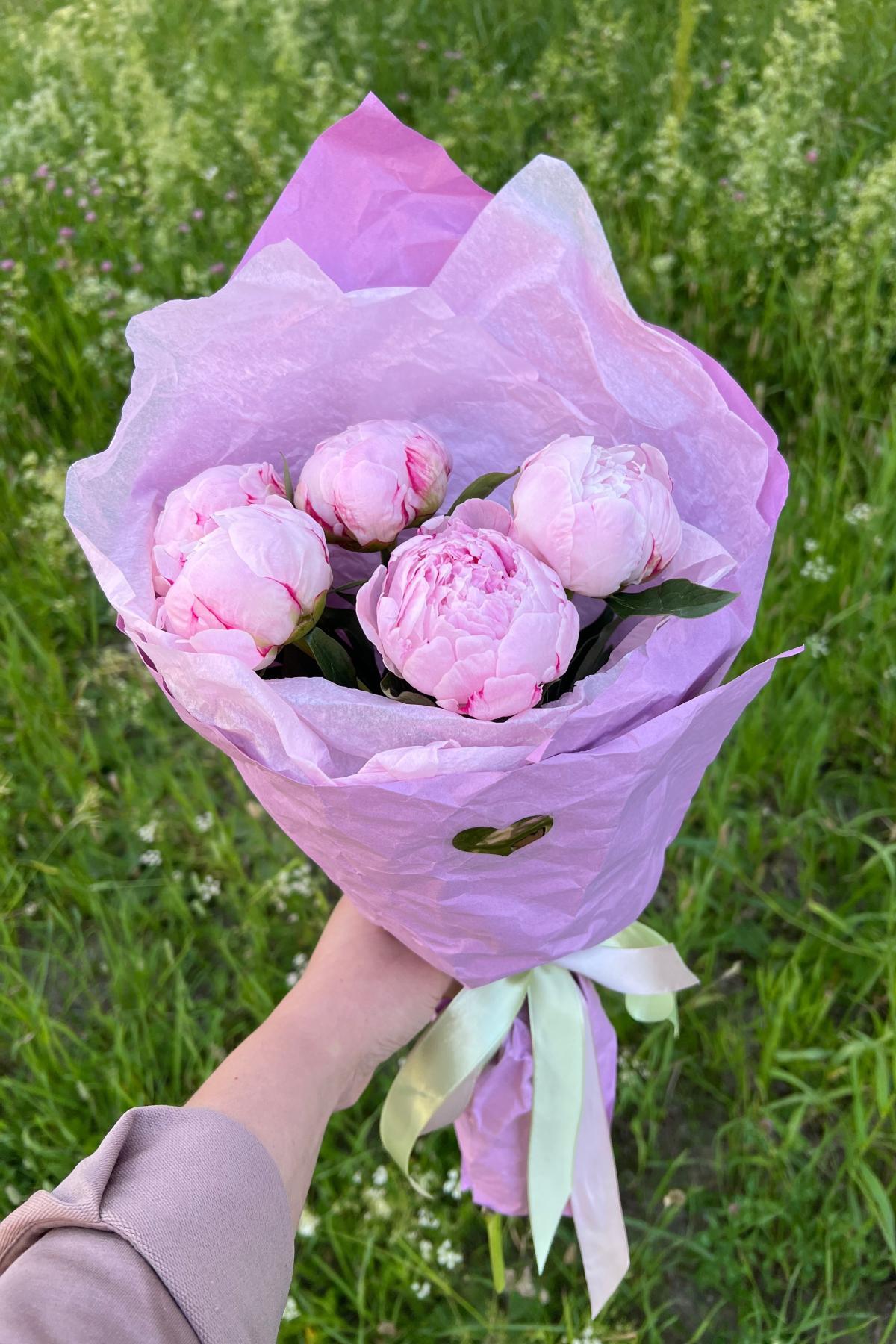 Букет комплимент из 5 пионов