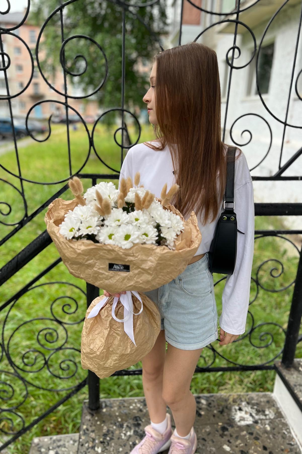 Букет 5 хризантем в крафте