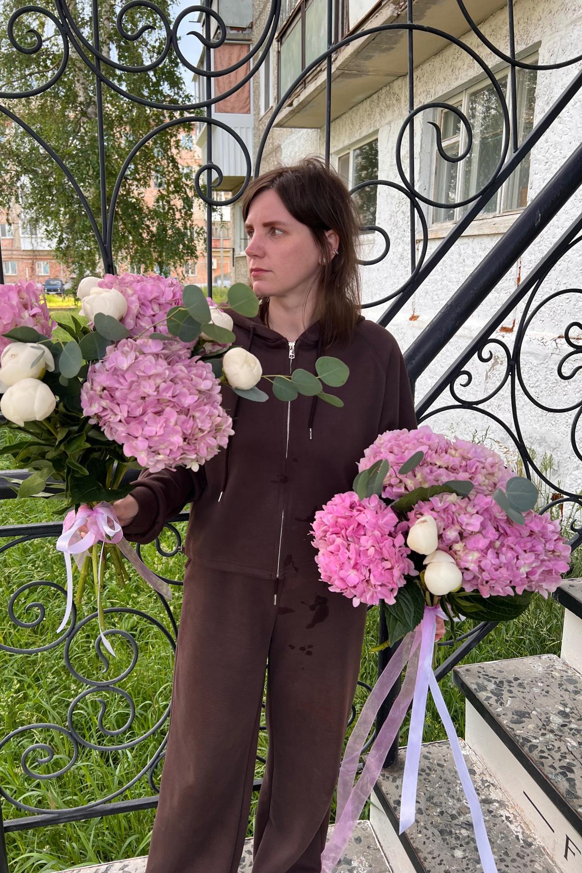 Букет с гортензией и пионами S