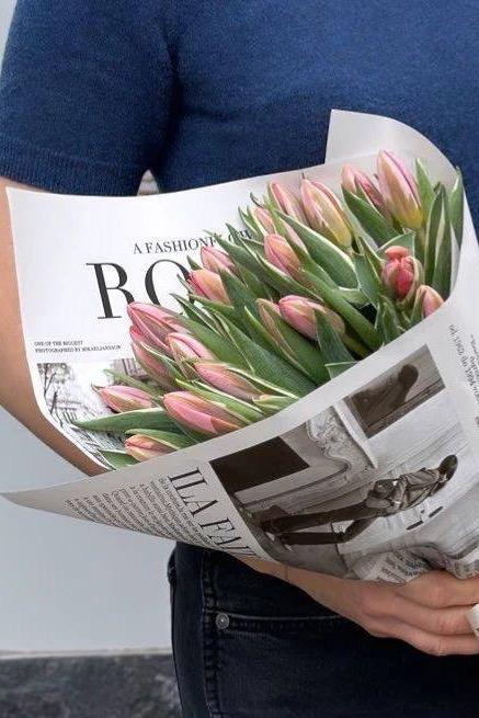 19 тюльпанов в упаковке газета